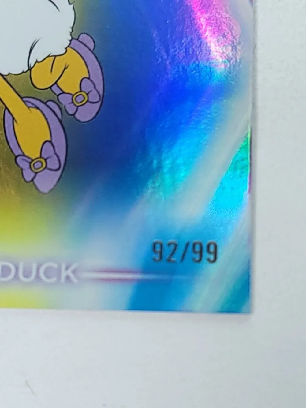 Daisy Duck Topps 2026 Disney Neon Holo Parallel Refractor Limited 92/99 - Picture 4 of 5